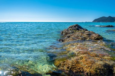 Cala Monte Turno 'da yaz günü, Sardegna' nın güneydoğusunda güzel bir körfez.