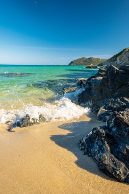 Cala Monte Turno 'da yaz günü, Sardegna' nın güneydoğusunda güzel bir körfez.