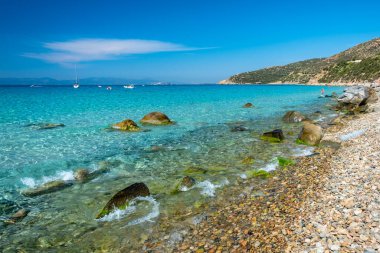 Mari Pintau 'da yaz günü, Sardegna' nın güneyinde güzel bir körfez.