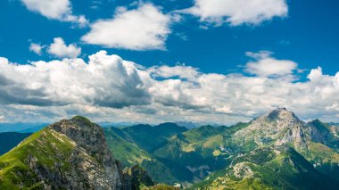 İtalya 'nın Friuli Venezia-Giulia Alplerinde yaz günü