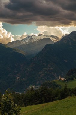 Valle d 'Aosta dağlarındaki bulutlar arasında yaz günbatımı