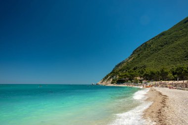 Portonovo Körfezi 'nin arka planında Conero Dağı ile güzel bir yaz günü