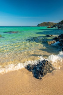 Cala Monte Turno 'da yaz günü, Sardegna' nın güneydoğusunda güzel bir körfez.
