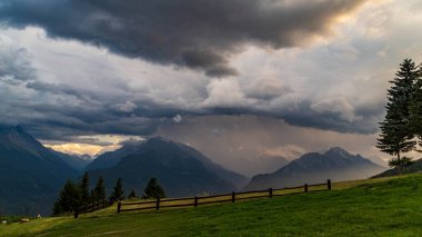 Yaz günbatımında Valle d 'Aosta dağlarında bir fırtına yaklaşıyor.
