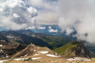 Cervino 'nun önündeki güzel vadi bir yaz günü