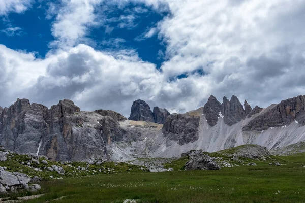 Güzel Dolomiti bir yaz gününde, Trentino-Alto Adige, İtalya