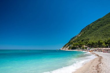 Portonovo Körfezi 'nin arka planında Conero Dağı ile güzel bir yaz günü