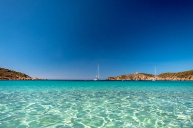 Turredda sahilinde yaz günü, Sardegna 'nın güneyinde güzel bir kumlu körfez.