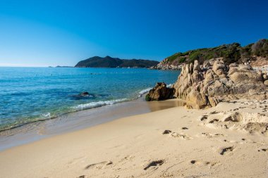 Cala Monte Turno 'da yaz günü, Sardegna' nın güneydoğusunda güzel bir körfez.