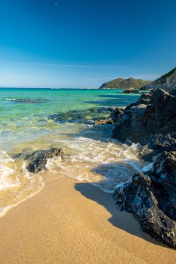 Cala Monte Turno 'da yaz günü, Sardegna' nın güneydoğusunda güzel bir körfez.