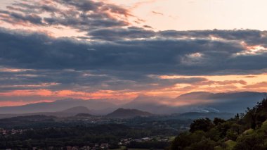 İtalya 'nın Friuli Venezia-Giulia kırlarında fırtınalı bir akşamda gün batımı