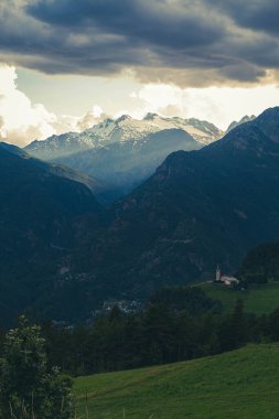 Valle d 'Aosta dağlarındaki bulutlar arasında yaz günbatımı