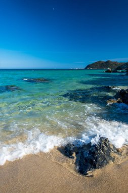 Cala Monte Turno 'da yaz günü, Sardegna' nın güneydoğusunda güzel bir körfez.