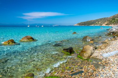 Mari Pintau 'da yaz günü, Sardegna' nın güneyinde güzel bir körfez.