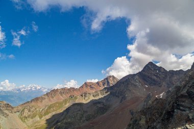 Gran Paradiso 'nun önündeki güzel vadi Bir yaz günü