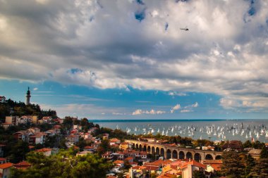 2100 'den fazla teknesi olan dünyanın en büyük yelkenlilerinden biri olan Barcolana.