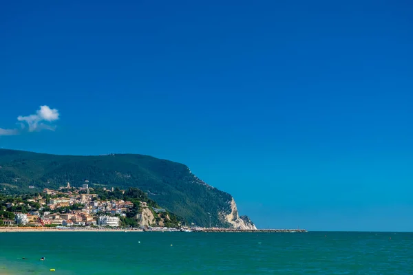 Playa Numana Con Monte Conero Fondo Hermoso Día Verano — Foto de Stock