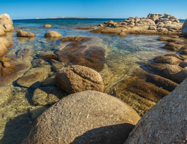 Cala Pira 'da yaz günü, Sardegna' nın güneydoğusunda güzel bir koy.