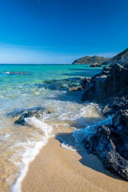 Cala Monte Turno 'da yaz günü, Sardegna' nın güneydoğusunda güzel bir körfez.