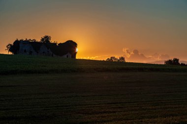 Güneş Friuli Venezia-Giulia, İtalya 'da batıyor.
