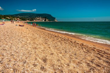 Güzel bir yaz gününde arkasında Conero Dağı olan Numana plajı.