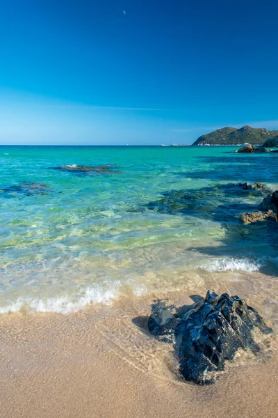 Cala Monte Turno 'da yaz günü, Sardegna' nın güneydoğusunda güzel bir körfez.
