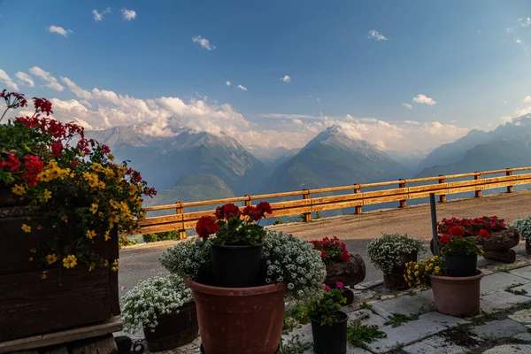 Pôr Sol Verão Entre Nuvens Nas Montanhas Valle Aosta — Fotografia de Stock