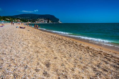 Güzel bir yaz gününde arkasında Conero Dağı olan Numana plajı.