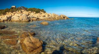 Cala Pira 'da yaz günü, Sardegna' nın güneydoğusunda güzel bir koy.