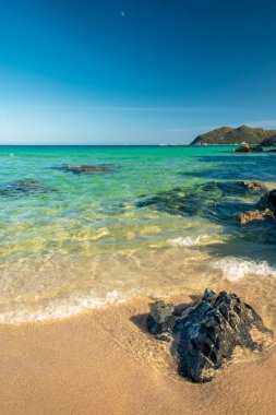 Cala Monte Turno 'da yaz günü, Sardegna' nın güneydoğusunda güzel bir körfez.