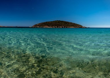 Turredda sahilinde yaz günü, Sardegna 'nın güneyinde güzel bir kumlu körfez.