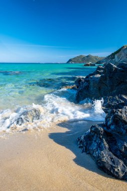 Cala Monte Turno 'da yaz günü, Sardegna' nın güneydoğusunda güzel bir körfez.