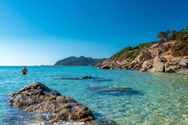 Cala Monte Turno 'da yaz günü, Sardegna' nın güneydoğusunda güzel bir körfez.