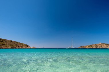 Turredda sahilinde yaz günü, Sardegna 'nın güneyinde güzel bir kumlu körfez.