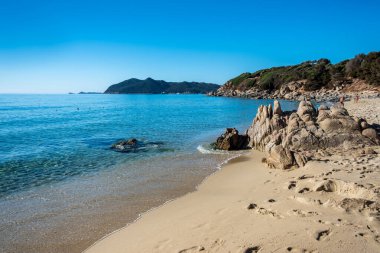 Cala Monte Turno 'da yaz günü, Sardegna' nın güneydoğusunda güzel bir körfez.