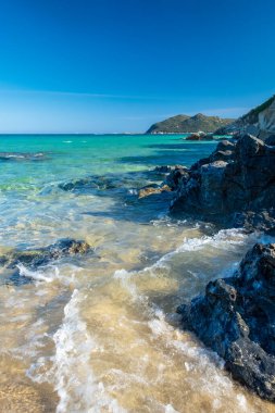 Cala Monte Turno 'da yaz günü, Sardegna' nın güneydoğusunda güzel bir körfez.