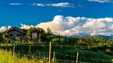 Rosazzo, Udine, Friuli Venezia-Giulia üzüm bağlarında renkli günbatımı