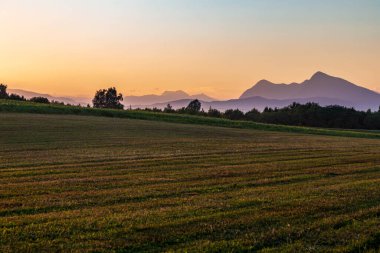 Güneş Friuli Venezia-Giulia, İtalya 'da batıyor.