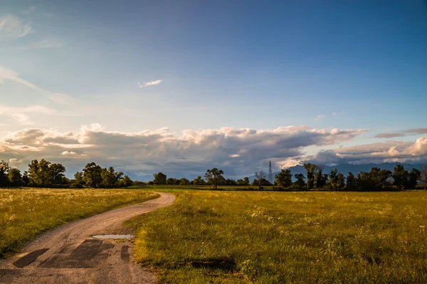 Landweg door de velden — Stockfoto