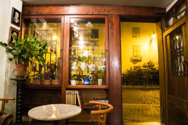 bir bar boş sokaklarda içeriden