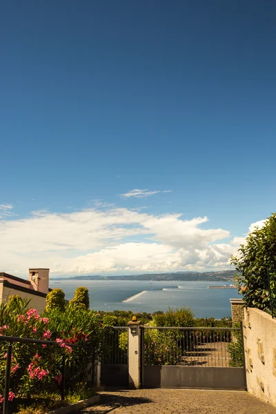 Portão de uma casa de luxo olhando para a baía — Fotografia de Stock