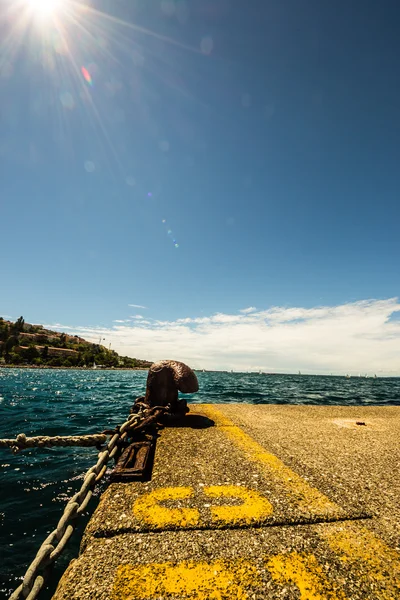 Berth på piren i en italiensk liten port — Stockfoto