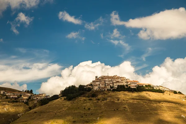 otlak arazileri ve köy castelluccio, İtalya
