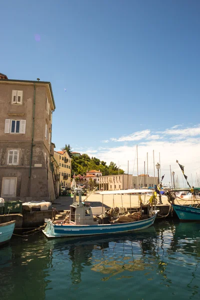 Pequeno porto de uma aldeia italiana — Fotografia de Stock