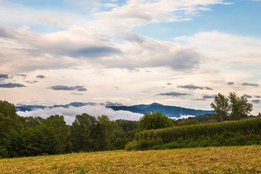 Bulutların arasında bir dağ zirvesine