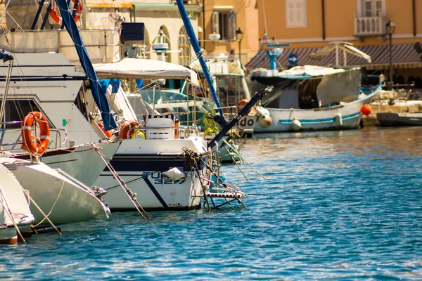 Pequeno porto de uma aldeia italiana — Fotografia de Stock