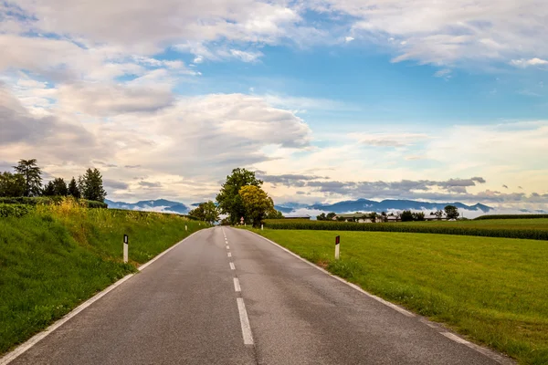 Vägen genom fälten — Stockfoto