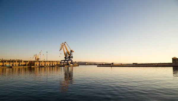 Kräne im Hafen von Triest lizenzfreie Stockbilder