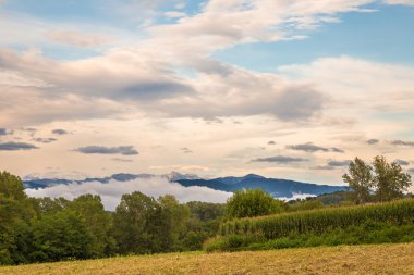 Bulutların arasında bir dağ zirvesine