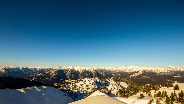 On the peak of the mountain — Stock Photo, Image